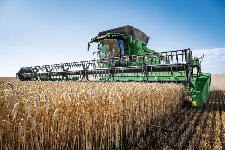 John Deere Unveils New T6 800 Walker Combine